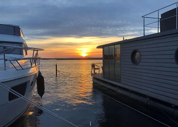 Botel Hausboot Fjord Luna Mit Biosauna In Wendtorf